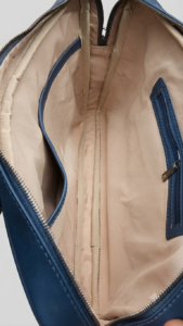 Intérieur spacieux du cartable en cuir avec poches de rangement