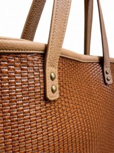 Détail du cuir tressé et des anses du sac